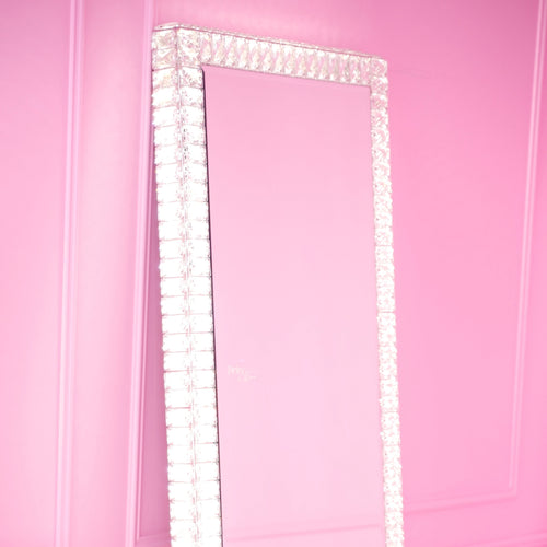 Miroir Elysian - miroir en pied contre un mur rose